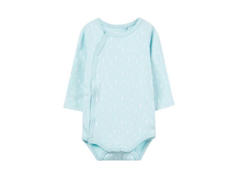 Name It Langarmbody Name It Baby Wickelbody hellblau mit Allover-Print (1-tlg) mit praktischer Druckknopfleiste, mit Druckknöpfen im Schritt, ohne kratzige Halsetiketten von Name It