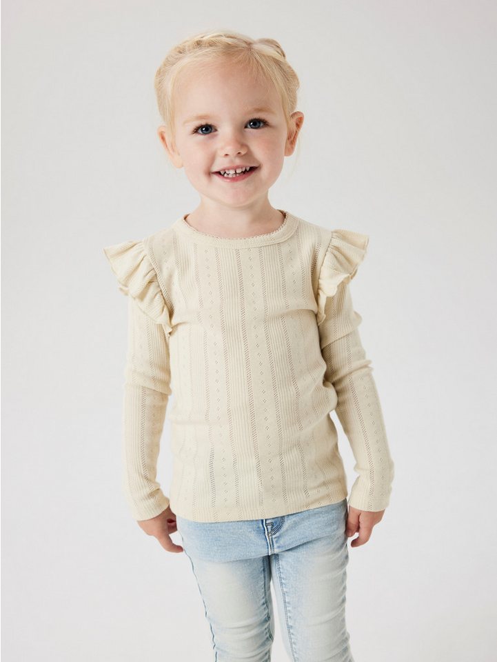 Name It Longtop NMFJULIA LS SLIM TOP NOOS mit tollem Volant an der Schulter und im süßen Ajourstrick-Design von Name It