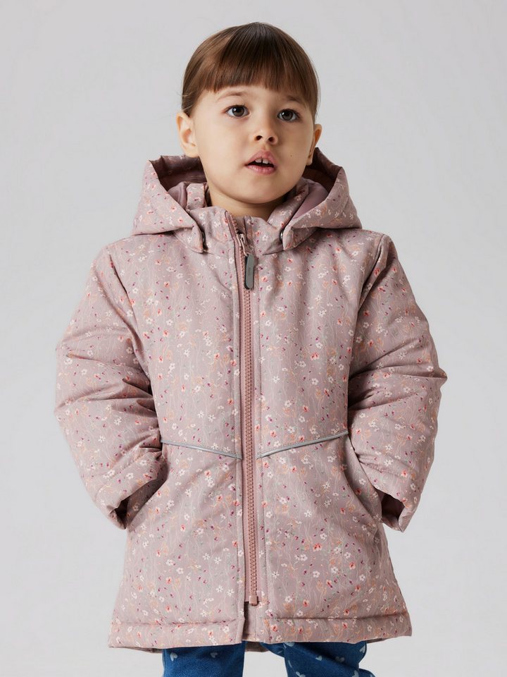 Name It Outdoorjacke NMFMAXI PA JACKET AOP NOOS mit dekorativen und reflektierenden Details von Name It