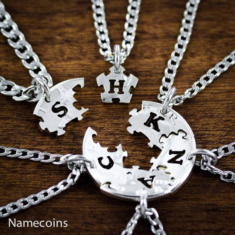 Hand Geschnittene Münzen-Puzzle-Halsketten-Set Personalisiertes Ursprüngliches Familiengeschenk von NameCoins