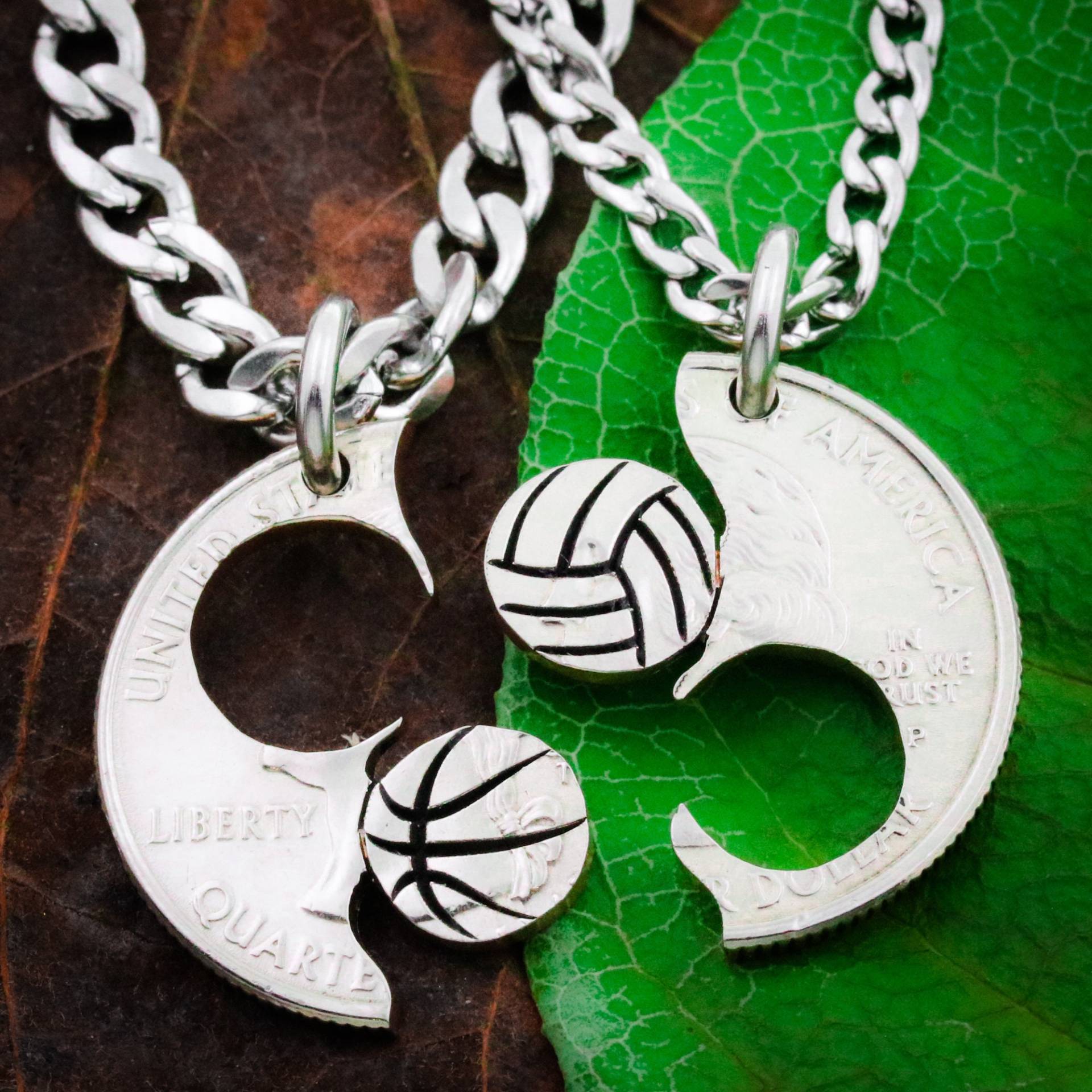 Basketball Und Split Halsketten, Paare Beste Freunde Schmuck, Sport Geschenk, Bff Freundschaft, High School, Hand Geschnittene Münze von NameCoins
