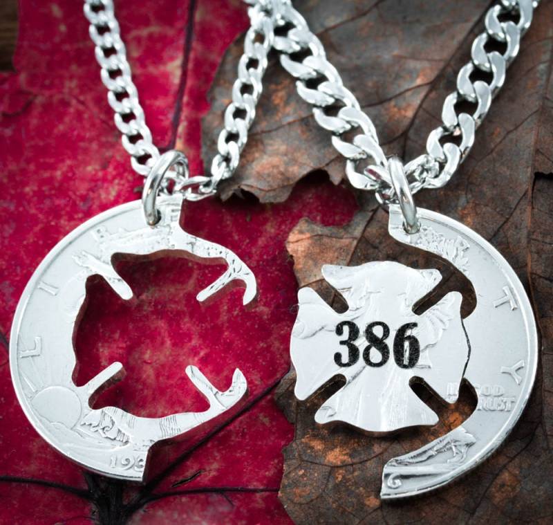 Benutzerdefinierte Feuerwehrmann Und Frau Paare Halsketten, Gravierte Zahl, Ineinandergreifende Münze von NameCoins