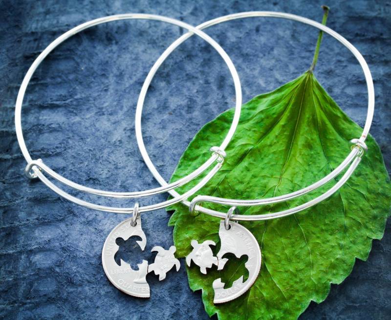 Beste Freunde Schildkröte Charm Armreifen, Bff Armband, Freundschafts Set, Ineinandergreifende Hand Geschnittene Münze von NameCoins