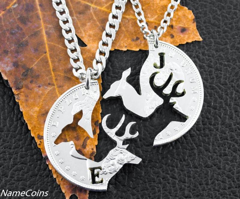 Hand Ausgeschnittene Silber Dollar Halsketten Set Buck Und Doe Mit Initialen von NameCoins