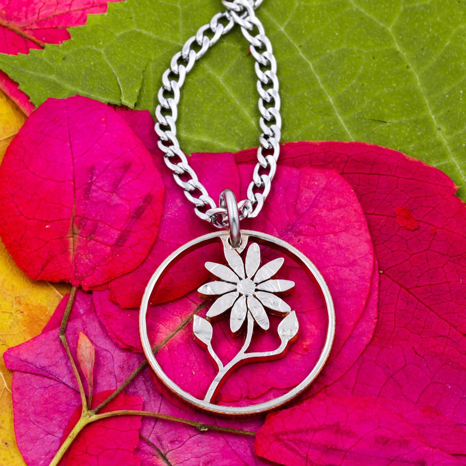 Gänseblümchen Halskette, Blütenblätter, Geschenke Für Sie/Frauen Mädchen, Blumenschmuck, Dünnwandige, Handgeschnittene Münze Gänseblümchen Halskette, Blütenblätter, Geschenke Für Sie/Frauen Mädchen, Blumenschmuck, Dünnwandige, Handgeschnittene Münze von NameCoins