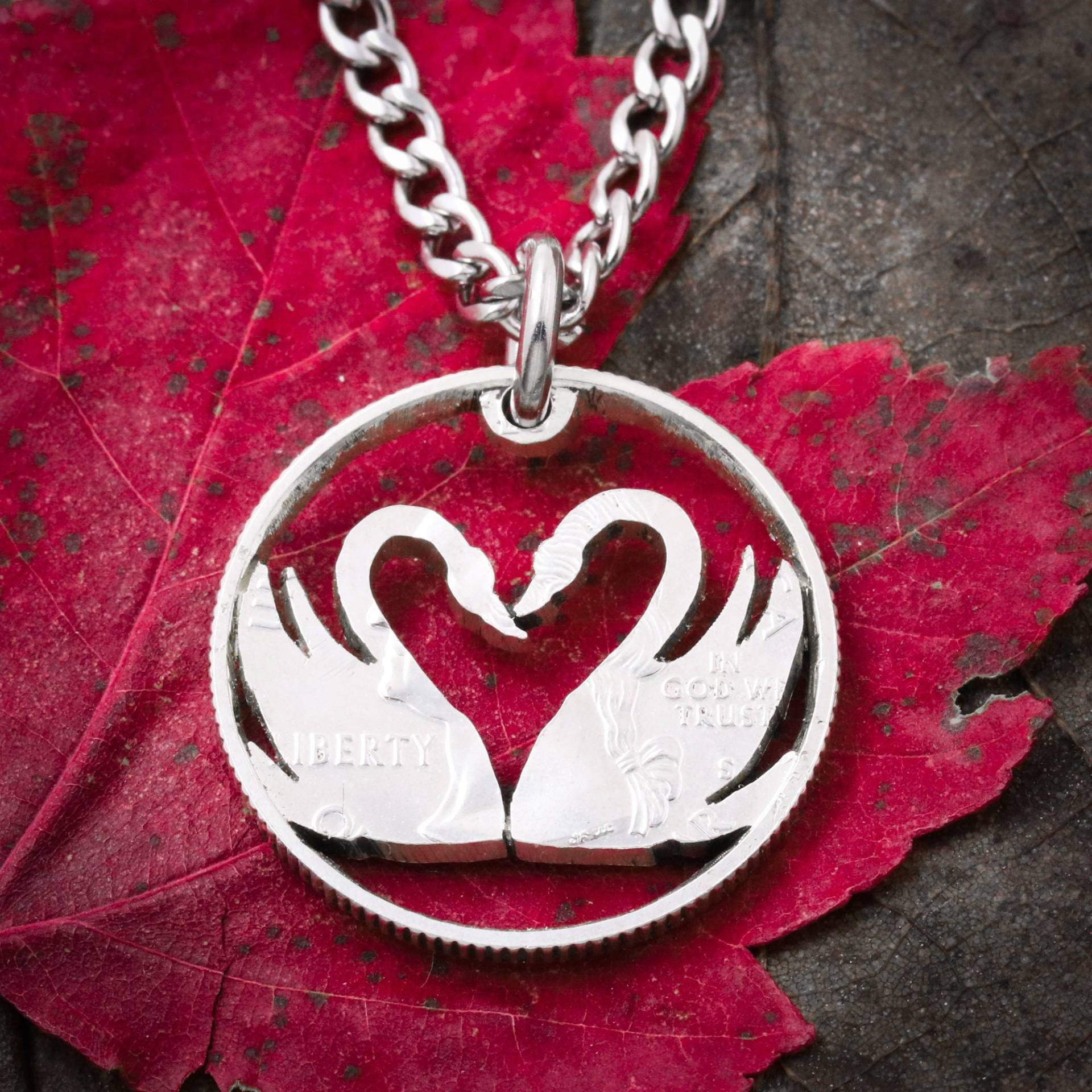 Hand Ausgeschnittene Münze Schwan Halskette Liebe Herz Schmuck Hand Ausgeschnittene Münze Schwan Halskette Liebe Herz Schmuck von NameCoins