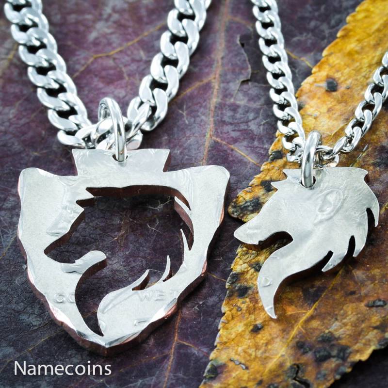 Hand Geschnittene Münze Wolf Pfeilspitze Halsketten Paare Schmuck von NameCoins