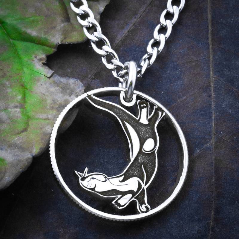 Hand Geschnittene Seeotter Halskette Charm Mit Gravur von NameCoins