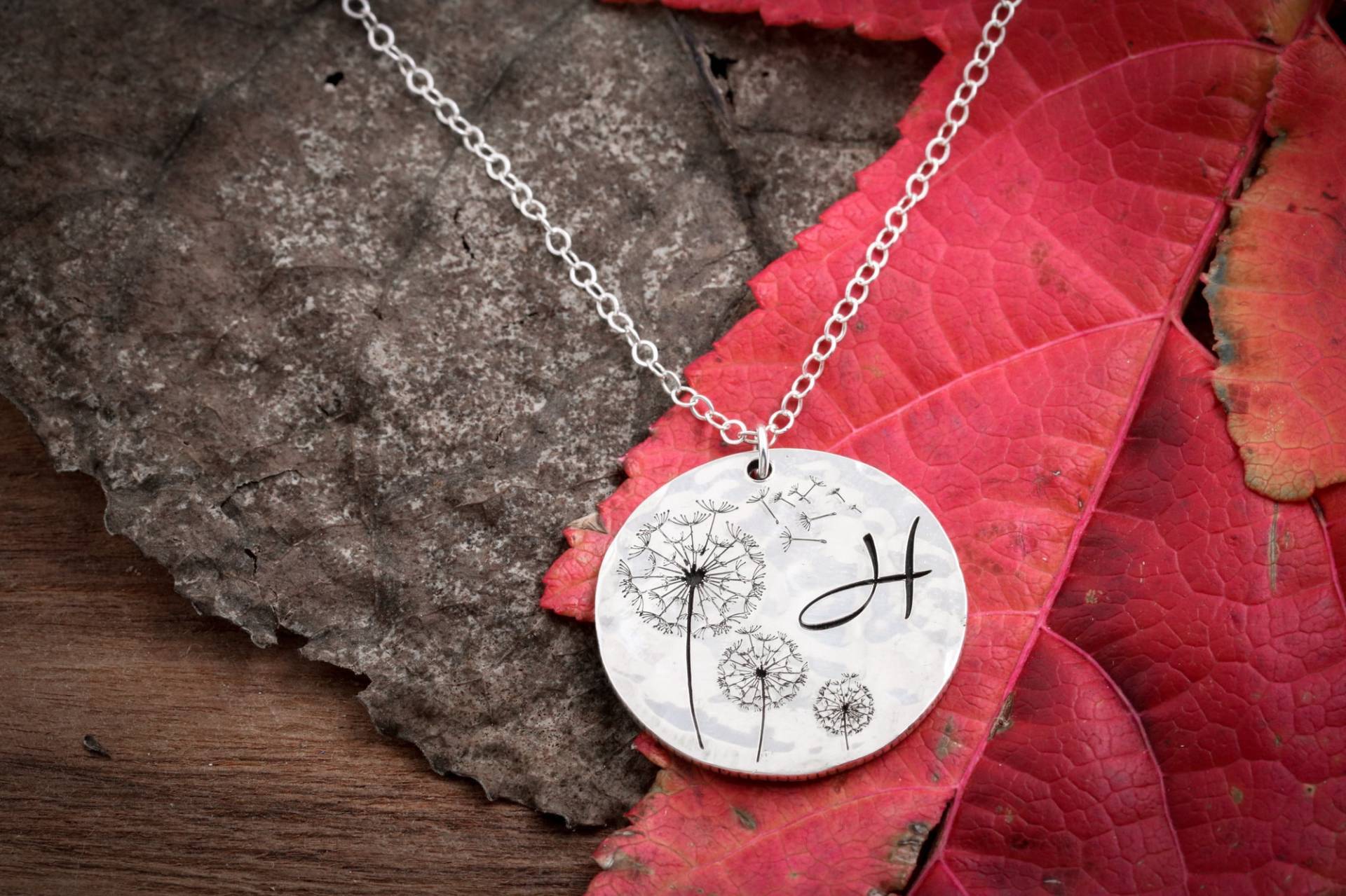 Silber Löwenzahn Halskette, Individuelle Initiale, Im Wind Weht, Graviert Gehämmert Dime von NameCoins