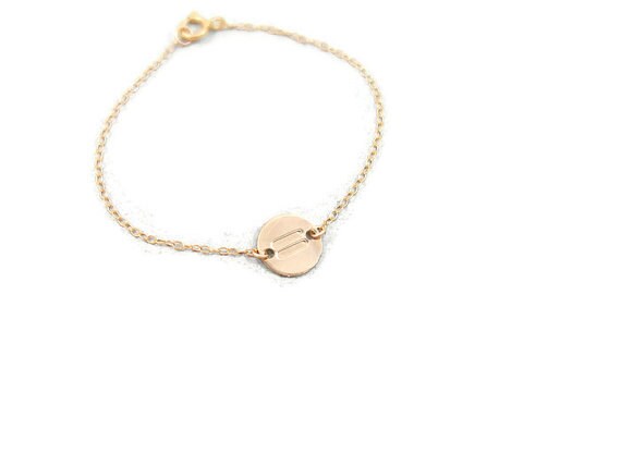 Gleichheitsarmband Aus Gold. Kleines Scheibengoldarmband. Symbol-Scheibenarmband. Geschenkideen Für Brautjungfern. Goldarmband. Personalisierter von NameMyMonogram