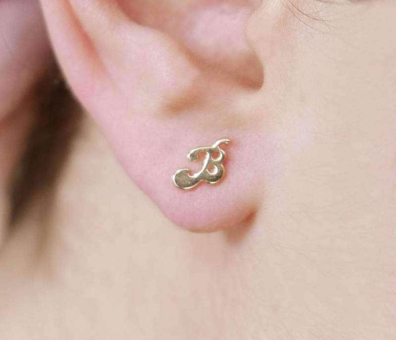 Goldene Ohrringe. Erste Buchstaben-Ohrringe. Personalisierte Post-Ohrringe. Ohrstecker. Goldohrringe Mit Initialen. Geschenke von NameMyMonogram