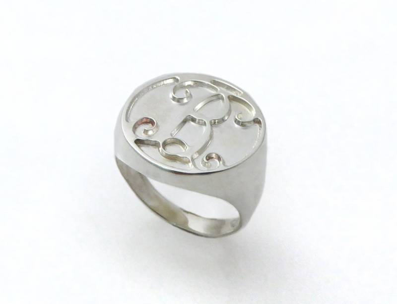 Herrenring Mit Monogramm. College-Ring. Ring Initialen. Silberner Monogrammring. Gravierter Ring. Goth-Ring. Kreisförmigem 1898 Herrenring Mit Monogramm. College-Ring. Ring Initialen. Silberner Monogrammring. Gravierter Ring. Goth-Ring. Kreisförmigem 1898 von NameMyMonogram