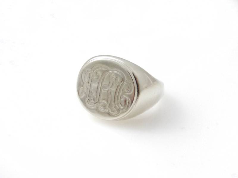 Herrenring Mit Monogramm. College-Ring. Ring Initialen. Silberner Monogrammring. Herren-Anfangsband. Gravierter Silberring. Kreisring von NameMyMonogram