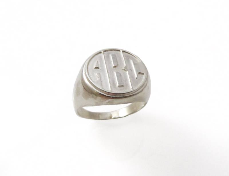 Herrenring Mit Monogramm. College-Ring. Ring Initialen. Silberner Monogrammring. Herren-Anfangsband. Gravierter Silberring. Kreisring Herrenring Mit Monogramm. College-Ring. Ring Initialen. Silberner Monogrammring. Herren-Anfangsband. Gravierter Silberring. Kreisring von NameMyMonogram