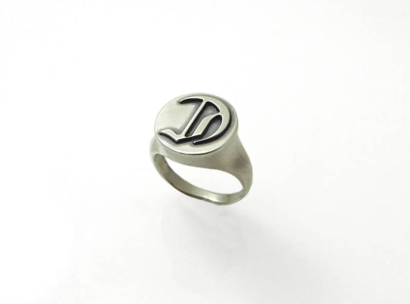 Herrenring Mit Monogramm. Ring Am Kleinen Finger. Initialen. Silberner Monogrammring. Guti-Anfangsband. Gravierter Silberring. Kreisring Herrenring Mit Monogramm. Ring Am Kleinen Finger. Initialen. Silberner Monogrammring. Guti-Anfangsband. Gravierter Silberring. Kreisring von NameMyMonogram
