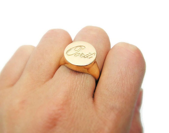 Namensring. Goldener Unisex-Ring. Frauenring. Siegelring. Goldring Mit Namen. Siegel-Namensring. Unisex-Namensring. Unisex-Goldring. Geschenke Namensring. Goldener Unisex-Ring. Frauenring. Siegelring. Goldring Mit Namen. Siegel-Namensring. Unisex-Namensring. Unisex-Goldring. Geschenke von NameMyMonogram