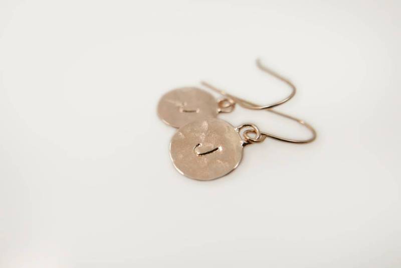 Ohrringe Mit Initialen Aus Roségold. Goldene Monogramm-Ohrringe. Goldene Ohrringe. Personalisierte Monogramm-Schmuck. Schmuck Personalisieren von NameMyMonogram