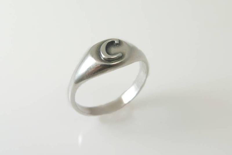 Pinky Ring. Monogramm Gehämmert Anfangsring . Siegelring. Personalisierter Personalisiertes Geschenk von NameMyMonogram