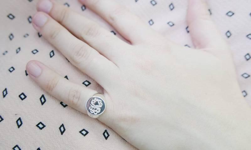 Pinky Ring. Monogramm Gehämmert Initialen Geschenk Für Sie.siegelring. Personalisierter Personalisiertes Geschenk. Silber von NameMyMonogram