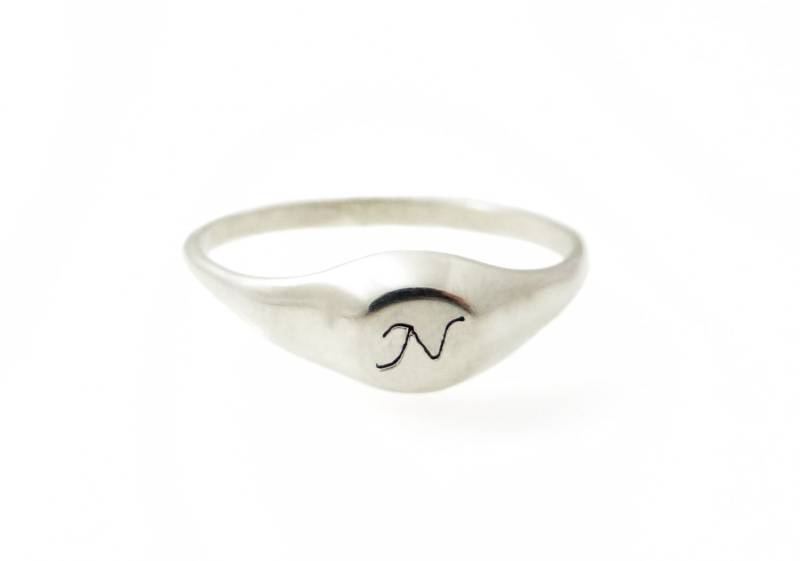 Pinky-Ring. Monogrammring. Unisex-Ring. Anfänglicher Klingelton. Geschenk Für Sie. Siegelring. Personalisierter Ring. Personalisiertes Geschenk.1747 von NameMyMonogram