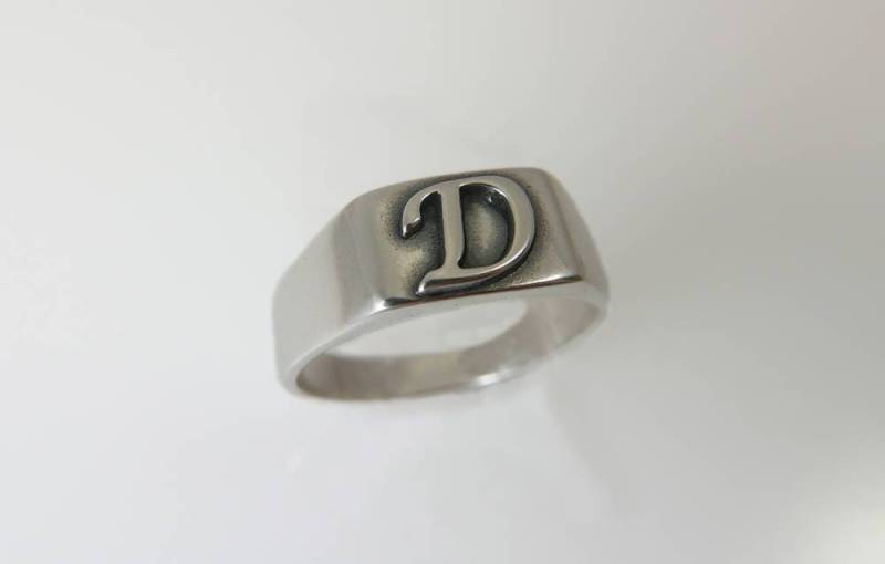 Ring Aus Sterlingsilber. Silberner Monogrammring. Siegelring Silber. Personalisierter Siegelring. Am Kleinen Finger. Herrenring Mit Monogramm von NameMyMonogram