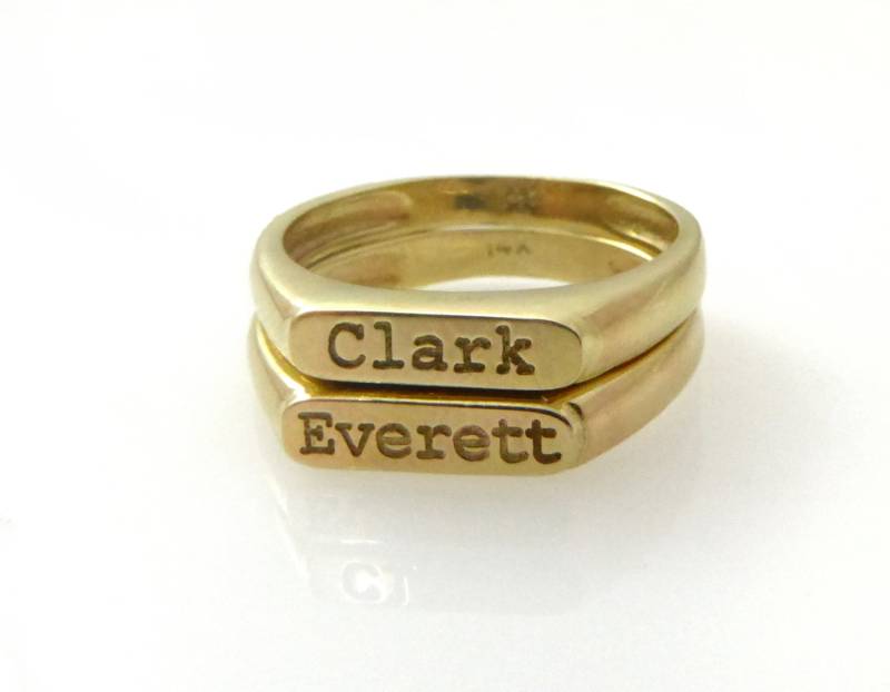 Ring Mit Zwei Namen. Goldring. Personalisierter Ring. Wortring. Goldring Initialen. Paare Klingeln. Namensschmuck Für Kinder. Zwei Ringe von NameMyMonogram