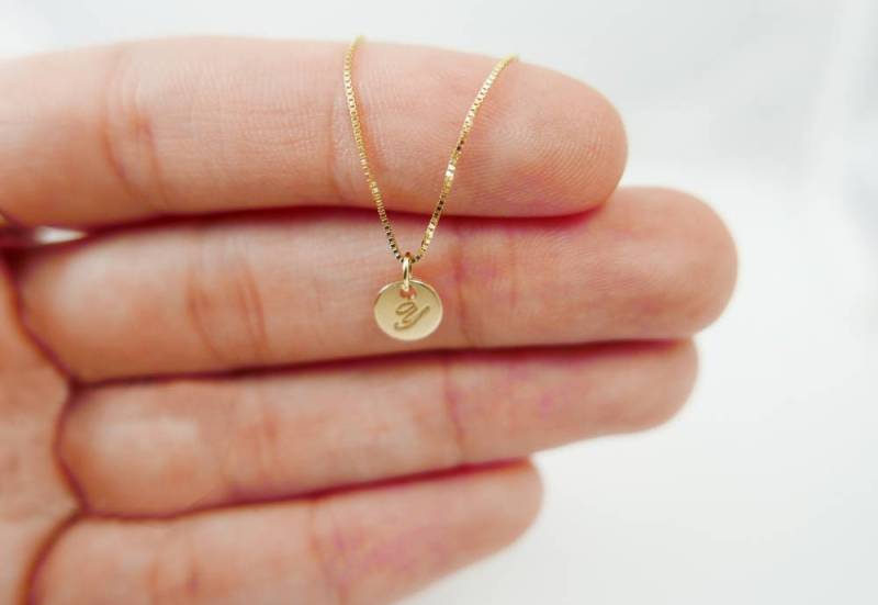 Sehr Kleine 14K Goldkette. Initial Anhänger. Buchstaben Personalisierte Halskette. Monogramm Geschenkideen von NameMyMonogram