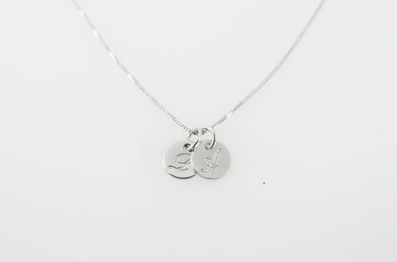 Sehr Kleine 585 Weißgold Halskette. 2 Goldene Initialen Anhänger. Buchstaben Personalisierte Monogramm-Halskette. Geschenkideen von NameMyMonogram
