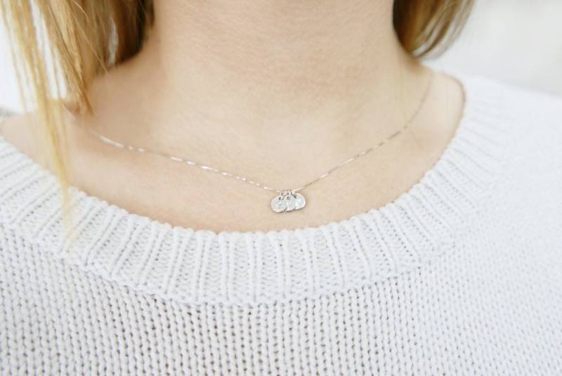 Sehr Kleine 585 Weißgold Halskette. 3 Goldene Initialen Anhänger. Buchstaben Personalisierte Monogramm-Halskette. Geschenkideen von NameMyMonogram