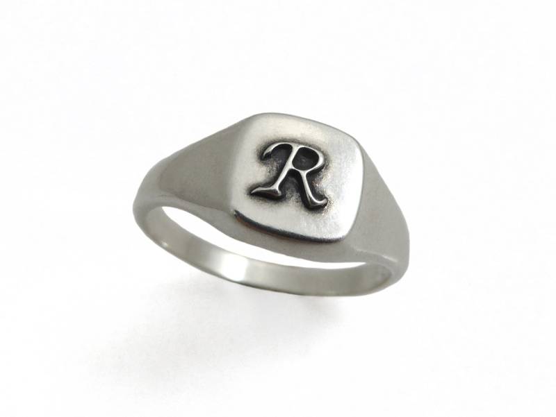 Silber Ring. Monogramm Gehämmert Initial Oxid Kleiner Siegelring. Personalisierter | 2134, Männerring von NameMyMonogram
