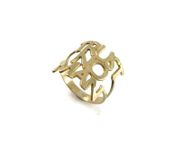 Trau' Keinem Mann Ring. Personalisierter Geschenk Für Sie. Schmuck. Personalisiertes Geschenk. Traue Goldfarbener Statement-Ring von NameMyMonogram