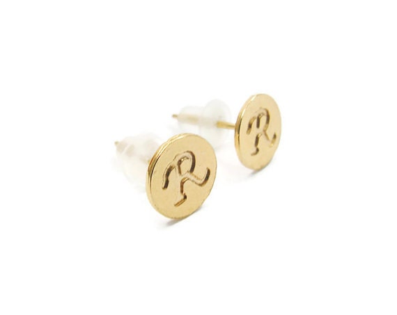 Vergoldete Ohrringe. Schöne Buchstaben Personalisierte Post Mit Goldfarbenen Ohrsteckern. Initialen Gold Geschenke von NameMyMonogram