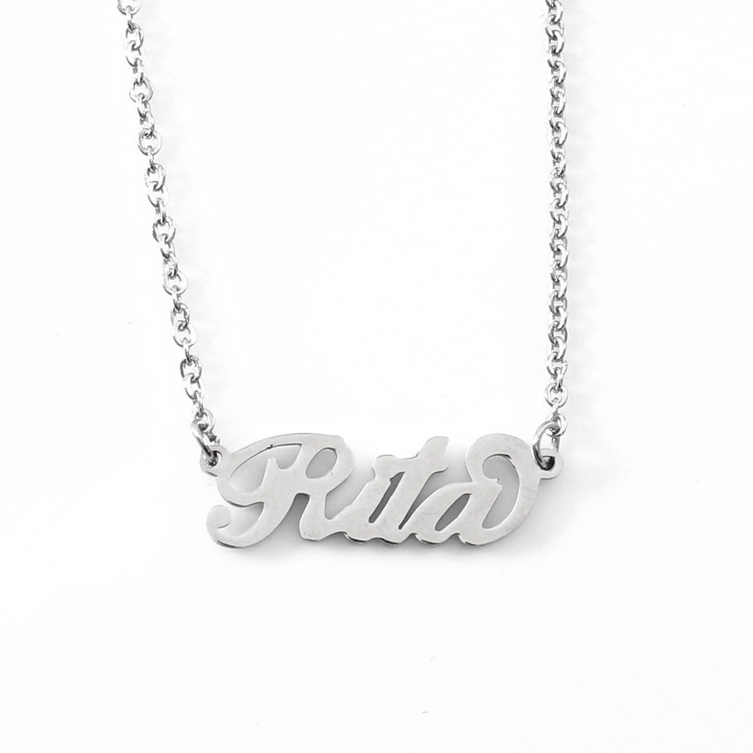 Rita - Kursiv Silberfarbenen Name Halskette Personalisierte Schmuck Geschenk-Box & Tasche Weihnachts-Geschenk Für Ihre Feier Rita - Kursiv Silberfarbenen Name Halskette Personalisierte Schmuck Geschenk-Box & Tasche Weihnachts-Geschenk Für Ihre Feier von Namenecklacedirect