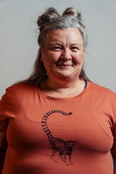 NanMa Bio-Baumwoll-Shirt Lemur | handbedruckt in Österreich | Damen | loose fit | braun | orange | lokal & fair & vegan von NanMa