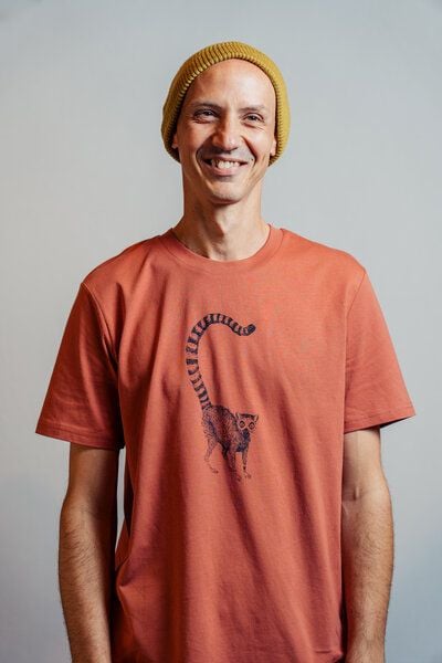 NanMa Bio-Baumwoll-Shirt Lemur | handbedruckt in Österreich | Herren | regular fit | braun | orange | lokal & fair & vegan von NanMa