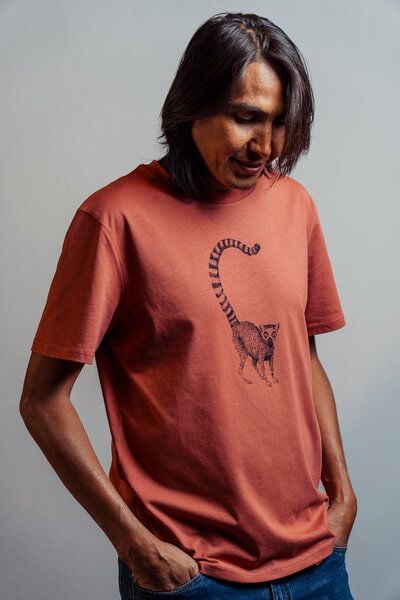 NanMa Bio-Baumwoll-Shirt Lemur | handbedruckt in Österreich | Herren | regular fit | braun | orange | lokal & fair & vegan von NanMa