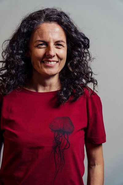 NanMa Bio-Baumwoll-Shirt Qualle | handbedruckt in Österreich | Damen l Loose fit | rot | lokal & fair & vegan von NanMa