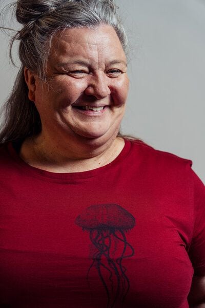 NanMa Bio-Baumwoll-Shirt Qualle | handbedruckt in Österreich | Damen l Loose fit | rot | lokal & fair & vegan von NanMa