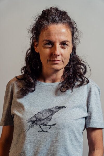 NanMa Bio-Baumwoll-Shirt Rabe | handbedruckt in Österreich | Damen | loose fit | grau | lokal & fair & vegan von NanMa