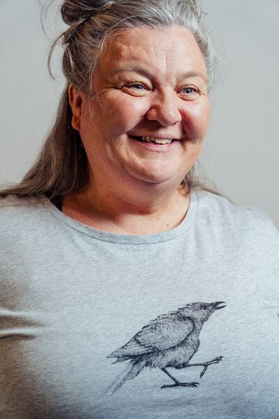 NanMa Bio-Baumwoll-Shirt Rabe | handbedruckt in Österreich | Damen | loose fit | grau | lokal & fair & vegan von NanMa