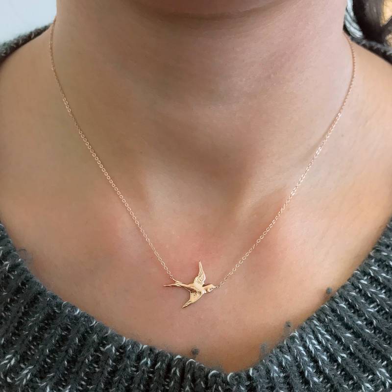 14K Solid Gold Spatz Halskette | Zierliche Boho Schwalben Im Flug Charm Anhänger ~ Einzigartige Erinnerung Geschenkideen Versandfertig von NanaBijou