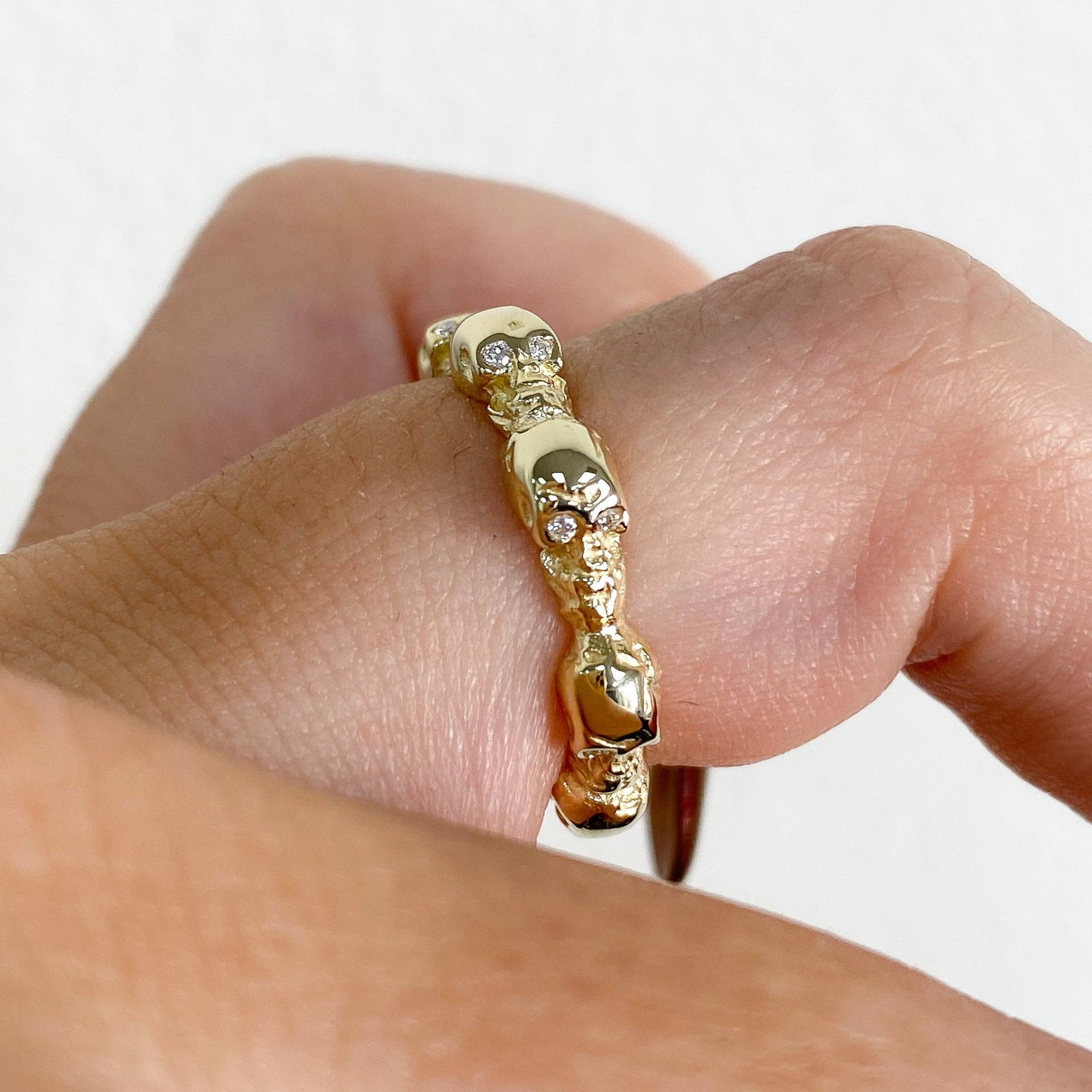 Diamant-Schädel 14K Solid Gold Eternity Bandring | Ewige Schädel Geformt Stapel Volle Ewigkeit Stapelbar Stapeln Braut Hochzeit Bands Ideen Diamant-Schädel 14K Solid Gold Eternity Bandring | Ewige Schädel Geformt Stapel Volle Ewigkeit Stapelbar Stapeln Braut Hochzeit Bands Ideen von NanaBijou