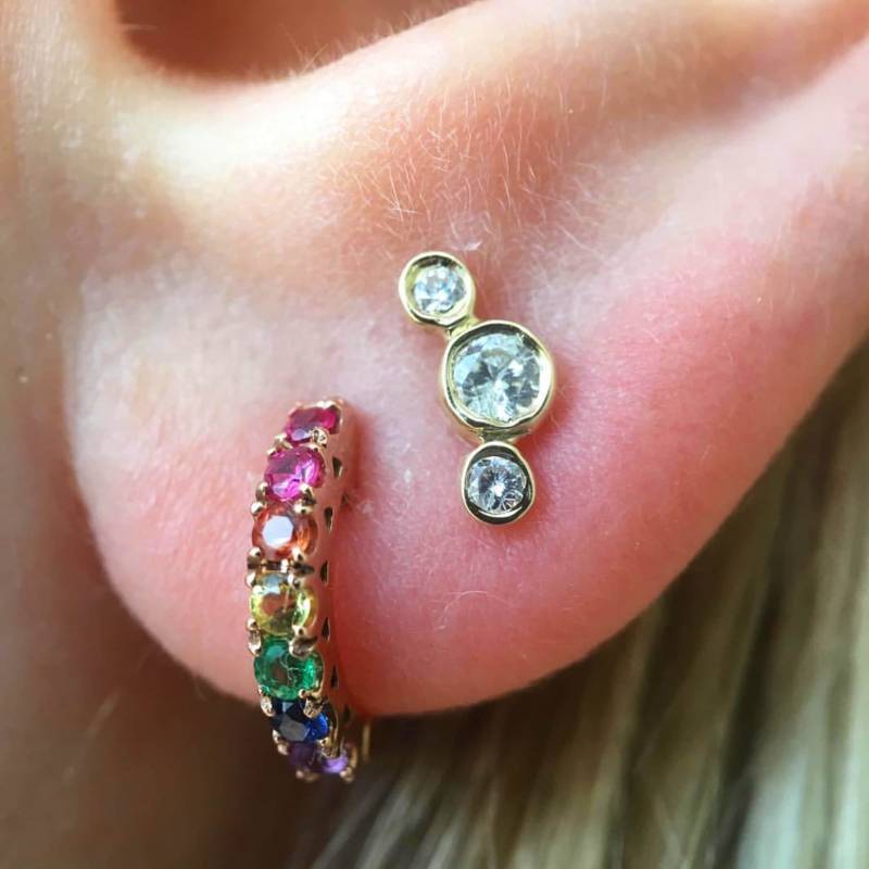 Regenbogen 14K Solid Gold Huggie Creolen, 11 Mm X 7 Durchmesser | Dickes Pavé Echter Sapphire Klappohrrahmen Huggies Sofort Lieferbar von NanaBijou