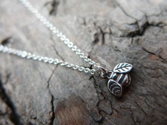 Zierliche Lil' Bumble Bee Halskette von NanaSmithDesigns