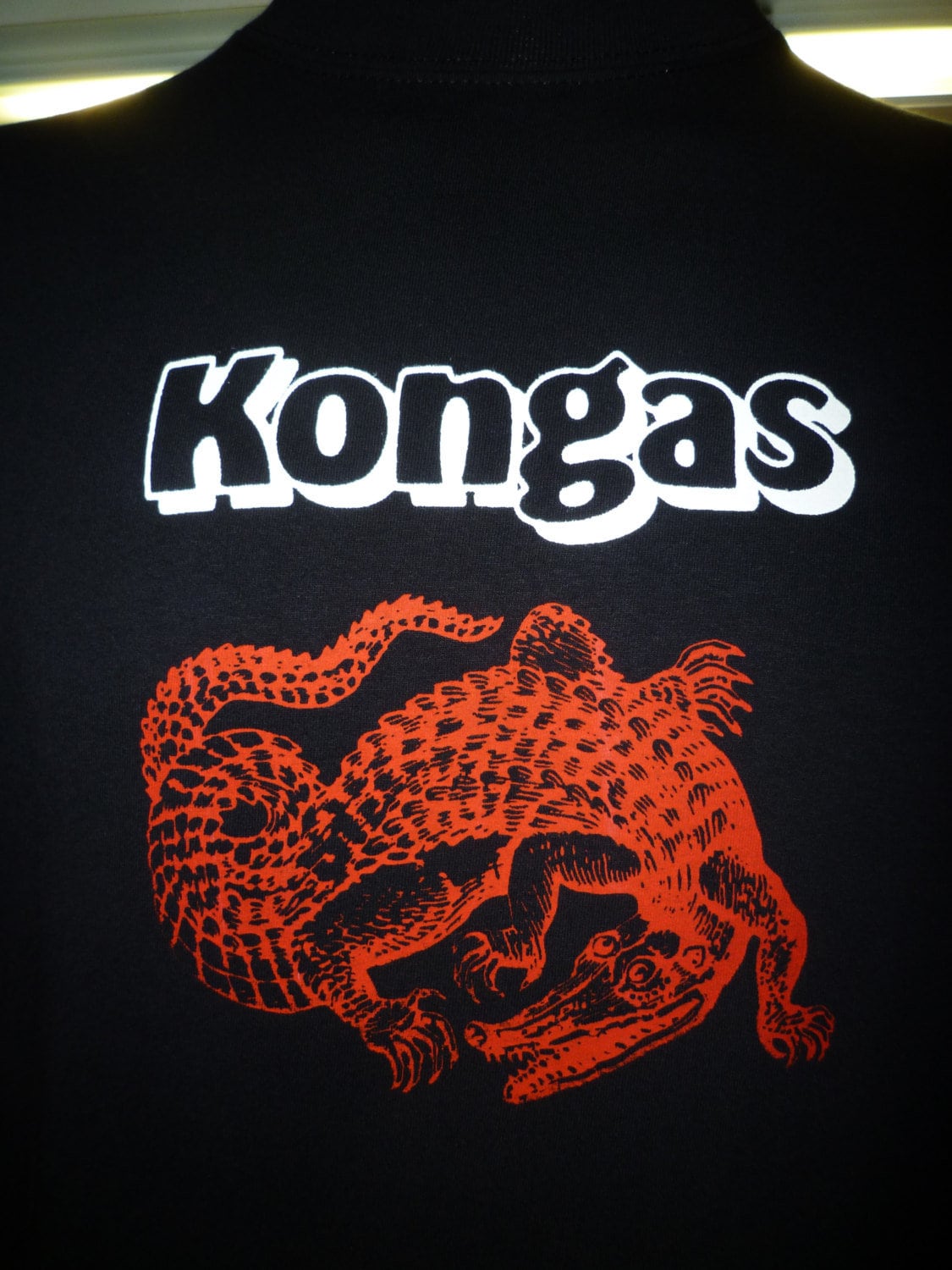 Kongas Krokodil Disco T-Shirt von Nanabnoam