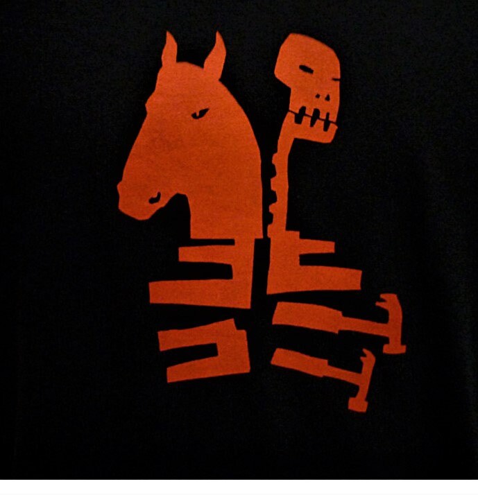 Skeleton & Pferd Entworfen Und Lizenziert Von Yol T-Shirt von Nanabnoam