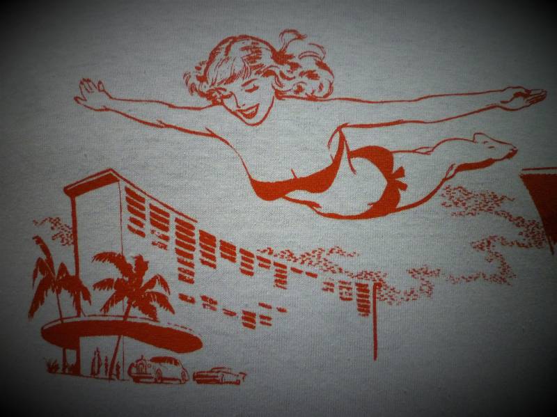 Taucher Girl Vintage Urlaub Palmen Strand T-Shirt von Nanabnoam