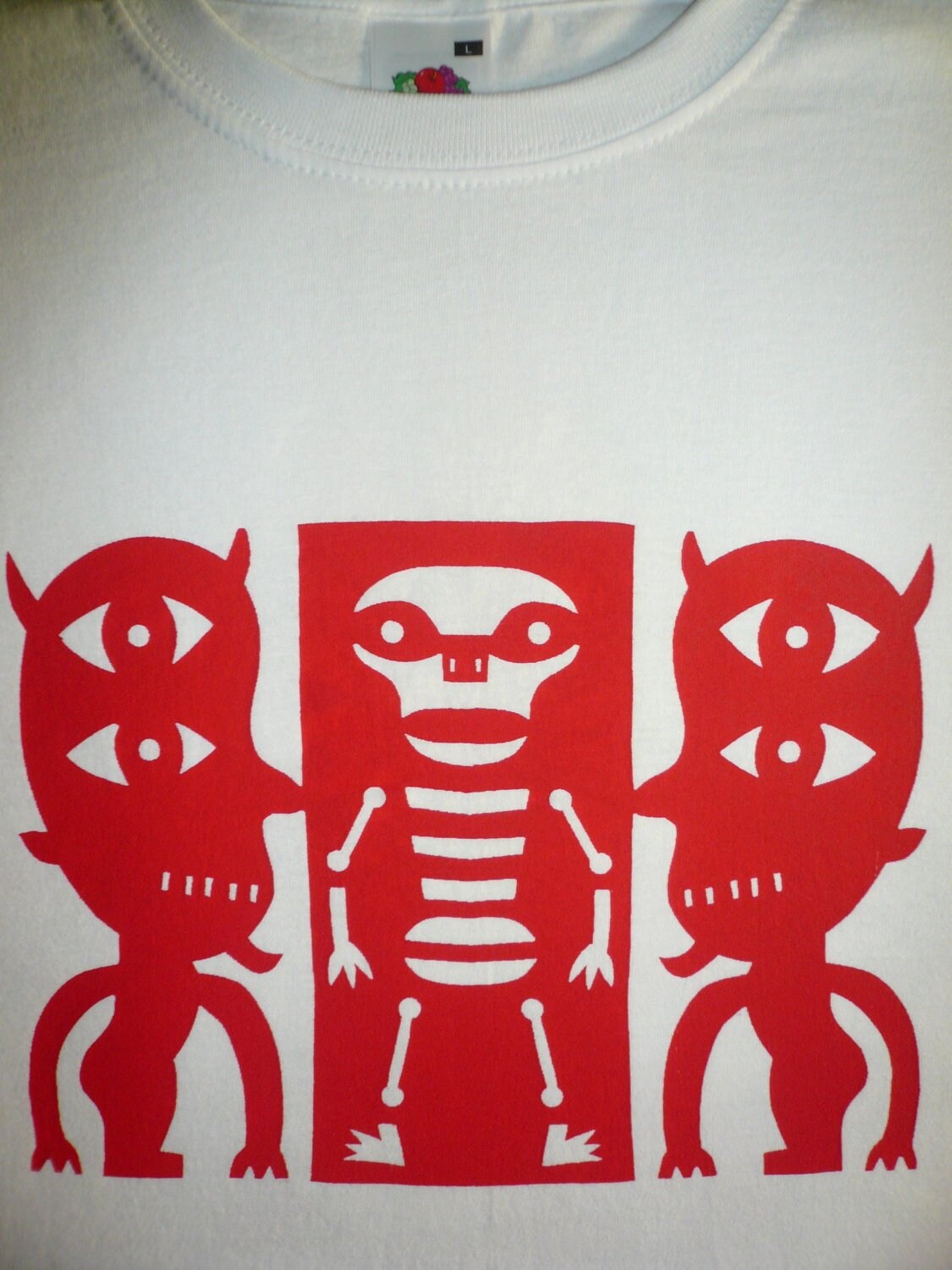 Zwei Teufel Und Ein Skeleton T-Shirt Entworfen Lizenziert Von Jad Fair - Halb Japanisch von Nanabnoam
