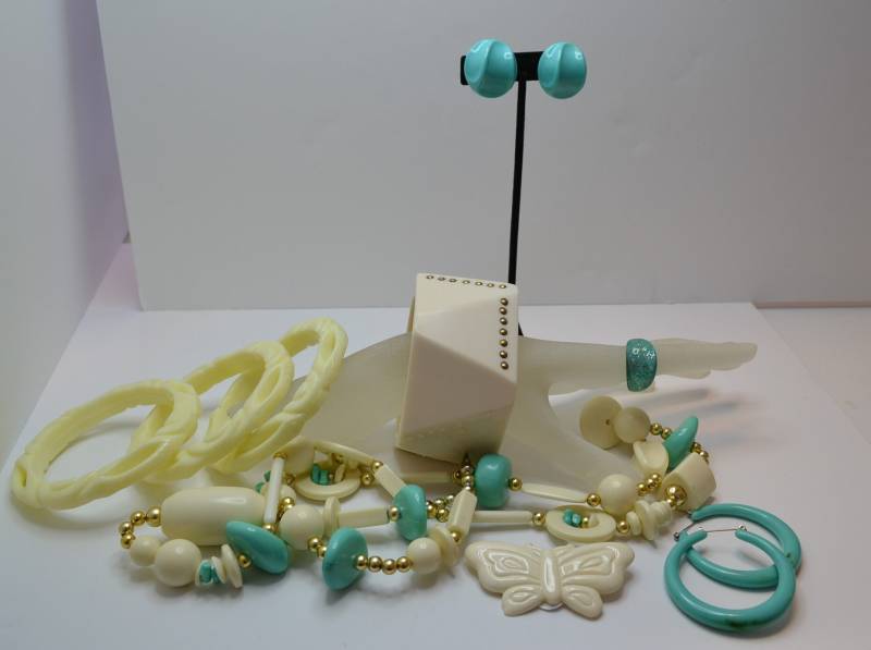 Vintage Lot Kunststoff Ohrringe, Armreif, Halskette Und Ring von NanaimoVintageFind