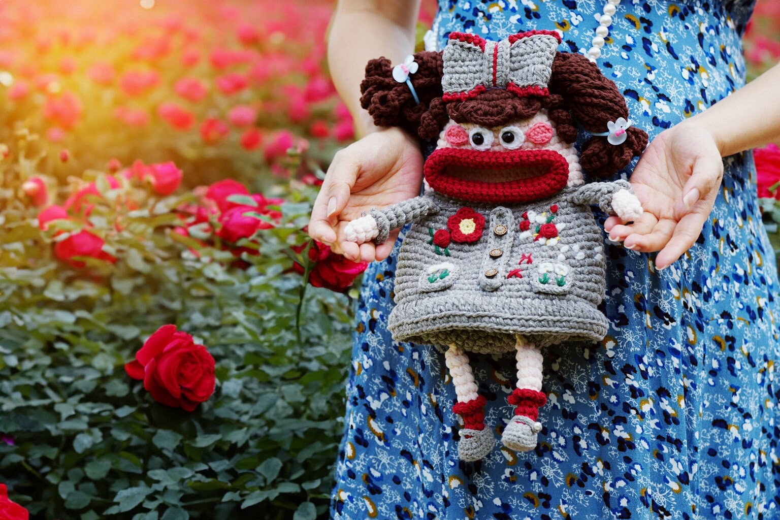 Nanalulu Handgemachte Häkelwurst Lippen Rosie Der Rosenengel Handytasche, Crossbody Tasche, Schultertasche, Fertigprodukt, Sommertasche Nanalulu Handgemachte Häkelwurst Lippen Rosie Der Rosenengel Handytasche, Crossbody Tasche, Schultertasche, Fertigprodukt, Sommertasche von NanaluluHandmade